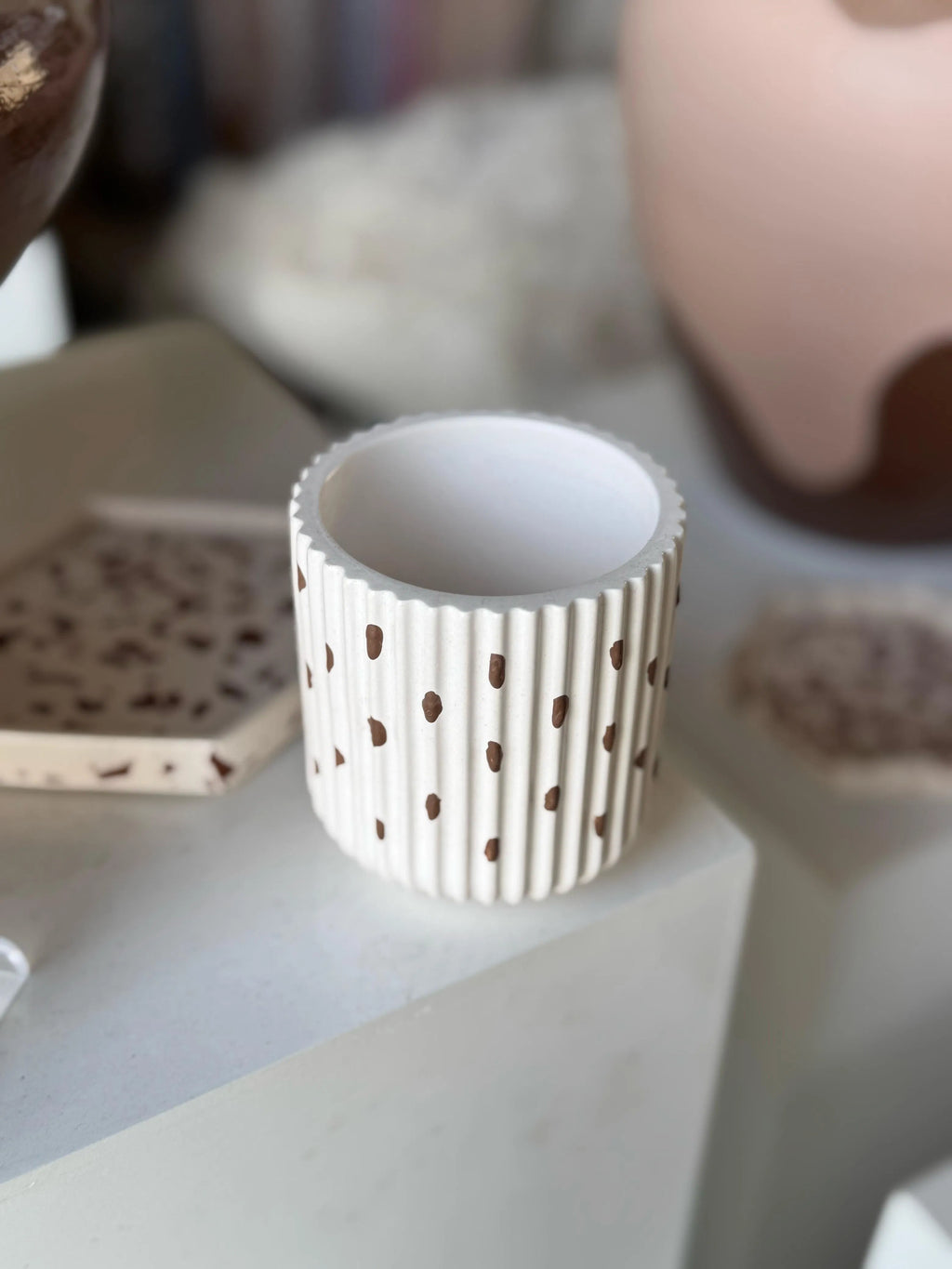 ROUND STRIPPED VASE - BROWEN DOTS