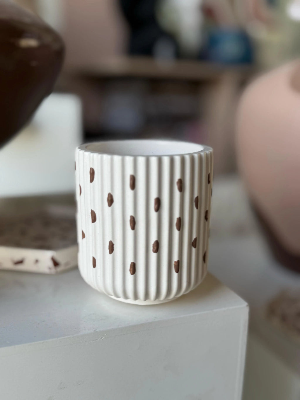 ROUND STRIPPED VASE - BROWEN DOTS