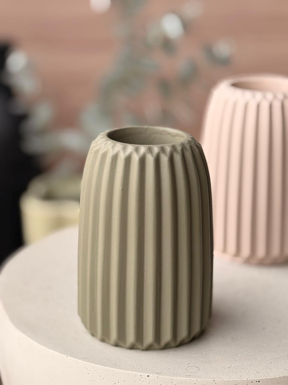 L STRIPPED VASE